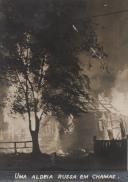 Uma aldeia Russa em chamas durante a II Guerra Mundial.