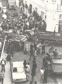 Soldados e populares no Largo do Carmo durante a revolução de 25 de abril de 1974.
