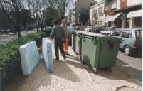 Recolha e transporte de resíduos urbanos em Queluz.