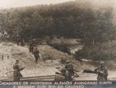 Caçadores de montanha Alemães avançando junto à margem de um rio do Caucaso durante a II Guerra Mundial.