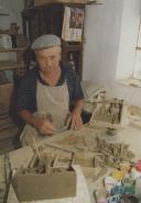Eduardo Azenha trabalhando o barro no seu atelier em Santa Susana.