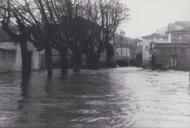 Uma rua inundada pelas cheias.