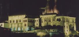 Vista noturna da fachada sul do Palácio Nacional de Sintra.