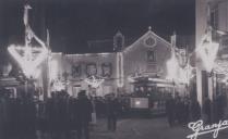 Vista noturna do largo Dr. Gregório de Almeida com a Igreja da Misericórdia de Sintra e um elétrico durante as Festas de Nossa Senhora do Cabo Espichel.