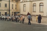 Atuação de uma banda durante as comemorações do 25 de Abril frente à Câmara Municipal de Sintra.