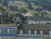 Vista parcial do café Paris, do Hotel Central e da Igreja de São Martinho na vila de Sintra.