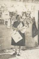 Deolinda Augusto a vender jornais e revistas em Lisboa.