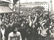 Manifestação de populares durante a revolução de 25 de abril de 1974.