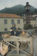 Criança trabalhando o barro na Feira Medieval no Largo da República, em Sintra.