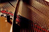 Cordas de um piano na sala de musica do Palácio Nacional de Queluz.