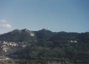 Vertente norte da Serra de Sintra com o Palácio da Pena, o Palácio de Seteais o castelo dos Mouros e a vila de Sintra.