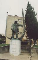 Estátua em homenagem aos Bombeiros na Agualva.