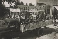 Carro alegórico representando a freguesia de Queluz durante um cortejo de oferendas, na Estefânia.
