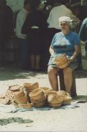 Vendedora de cestos de vime.