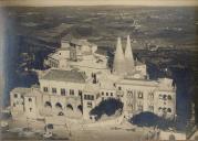 Vista aérea do palácio Nacional de Sintra com a coluna torsa manuelina no terreiro da Rainha Dona Amélia.