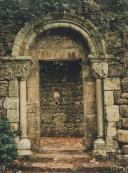 Porta lateral românica da Igreja Paroquial de São Pedro de Canaferrim.