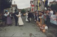 Atuação de um Rancho Folclórico nas comemorações do 25º aniversário do 25 de Abril no Largo Dr. Virgílio Horta em Sintra.