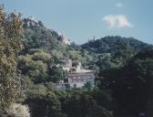 Casario da Vila de Sintra com o Castelo dos Mouros e o Palácio da Pena.