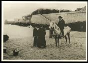 D. Carlos no Sporting Club de CD. Carlos a cavalo na praia da Ribeira. Ao fundo, as muralhas da Cidadela e o Marégrafo