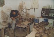 José da Cunha, oleiro, trabalhando o barro.