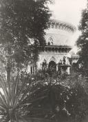 Fonte do tritão, torreão sul e jardim do Palácio de Monserrate.