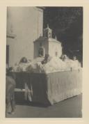 Carro alegórico representando a igreja de Santa Maria num cortejo de oferendas em frente à capela da Misericórdia na Vila de Sintra, atual largo Grgório de Almeida.