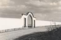 Construção do cemitério de Queluz e do respetivo acesso em macadame.