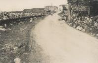 Estrada da aldeia de Pedra Furada com muros de pedra solta. 