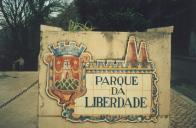 Placa do Parque da Liberdade com o brazão de Sintra num painel de azulejos.