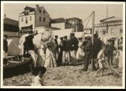 D. Carlos conversa com membros da alta sociedade, na praia da Ribeira-Cascais - 1906 - 1907