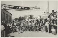 Pelotão de ciclistas na partida de uma prova de ciclismo.