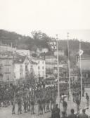 Vista parcial da Vila de Sintra com desfile da Mocidade Portuguesa no terreiro da rainha Dona Amélia