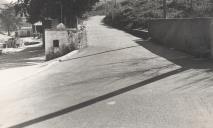 Pavimentação em betão asfáltico, na estrada de acesso  ao Casal da Mina, Sintra.