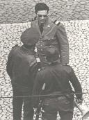 Militares a trocar informações durante a revolução de 25 Abril de 1974.