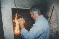 António, o ferreiro a trabalhar o ferro na forja na rua Consiglieri Pedroso em Sintra.