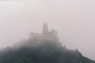 Vista parcial do Palácio da Pena num dia de nevoeiro.