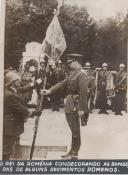 O rei da Roménia condecorando as bandeiras de alguns regimentos Romenos II durante a II Guerra Mundial.