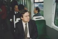 António Manuel de Oliveira Guterres, primeiro ministro, numa viagem de comboio na linha de Sintra. 