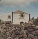 Casa saloia com muro de pedra característico da área rural do concelho de Sintra