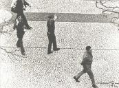 Militares e jornalistas durante a revolução de 25 de abril de 1974.