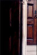 Pormenor de uma porta em madeira no Palácio Nacional de Sintra.