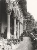 Terraço com arcos neo-mouriscos do Palácio de Monserrate.