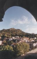 Vista parcial da Vila e da serra de Sintra captada a partir dum arco do Palácio Nacional de Sintra.