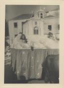 Carro alegórico representando a igreja de santa Maria durante um cortejo de oferendas em frente à capela da Misericórdia na Vila de Sintra, atual largo Gregório de Almeida.