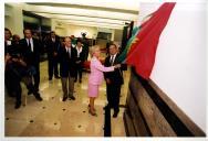 Drª Edite Estrela, presidente da Câmara Municipal de Sintra e o Primeiro Ministro Dr. António Guterres a descerrar uma placa durante a inauguração do Centro Cultural Olga Cadaval.