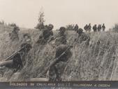Soldados de cavalariados S.S. aguardam a ordem de ataque durante a II Guerra Mundial.