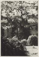 Vista parcial do jardim da quinta do Ramalhão com uma imagem religiosa.