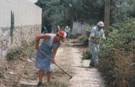 Populares procedendo à limpeza de espaço público numa localidade do concelho de Sintra.
