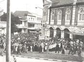 Manifestação popular no largo Afonso de Albuquerque na Estefânia, em Sintra, durante a celebração do 1.º de maio de 1974.