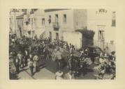 Carro de bois durante um cortejo de oferendas na rua Dr. Alfredo Costa.